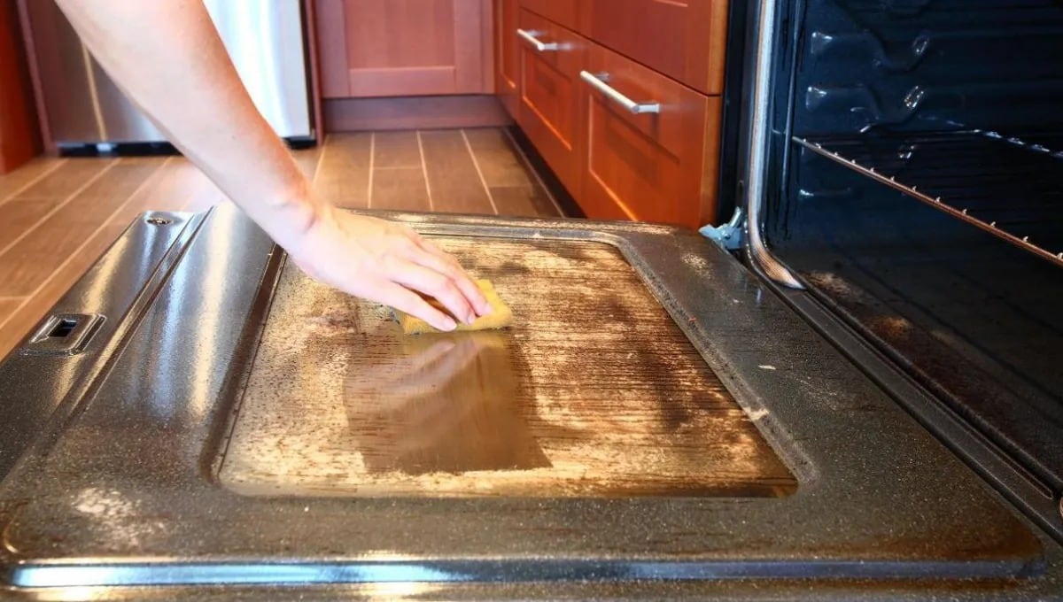 De este modo podrás limpiar el cristal de tu horno y que quede como nuevo.