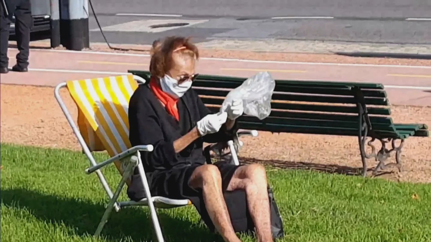 Murió Sara Oyuela, la “jubilada rebelde” que rompió la cuarentena para tomar sol en una plaza de Buenos Aires.