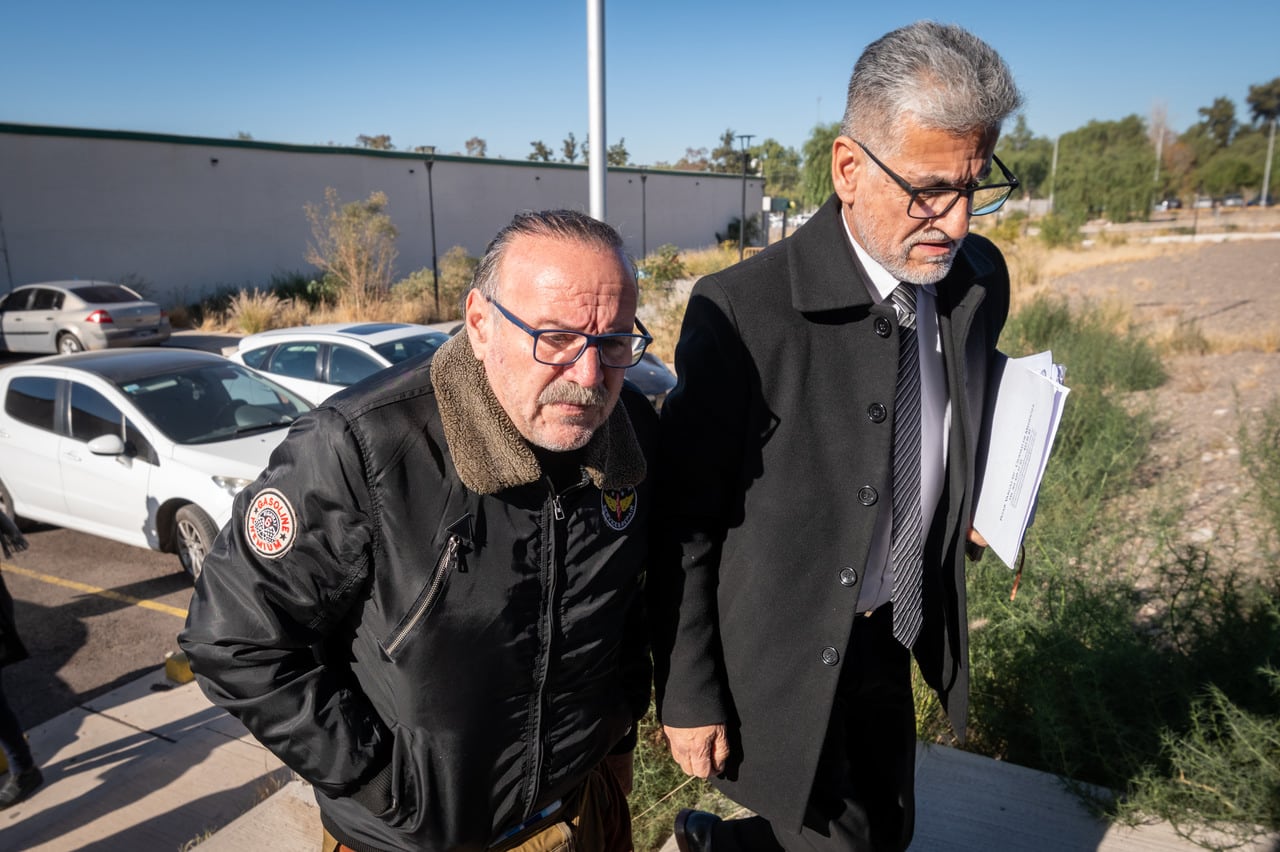 El humorista Cacho Garay llega a la audiencia donde se resolverá el pedido de prisión que fuera solicitado por los abogados de la denunciante, Cristian Vaira Leyton y Agustín Magdalena.

Foto: Ignacio Blanco / Los Andes