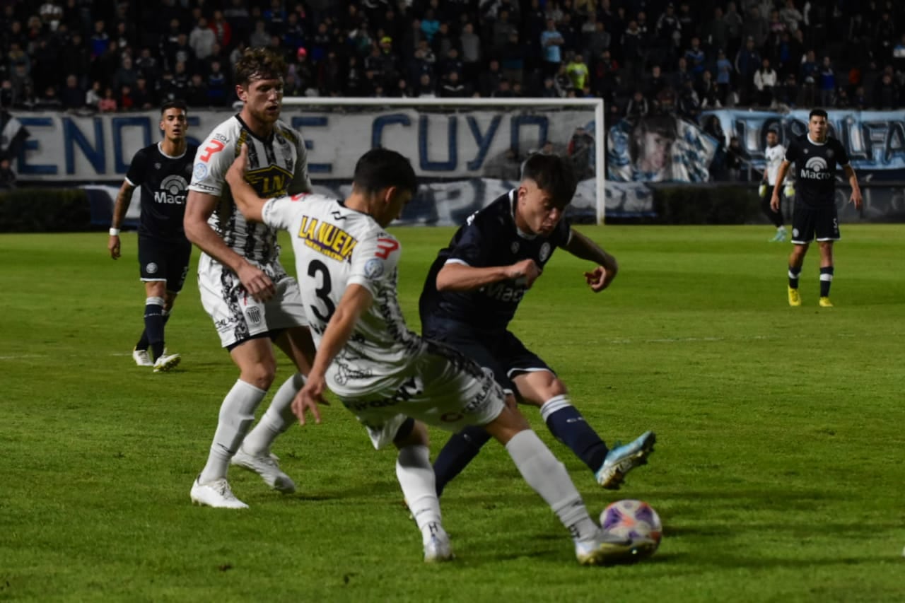 Por la 13° fecha de la Primera Nacional, zona B, Independiente Rivadavia recibe a Estudiantes de Buenos Aires. / Mariana Villa (Los Andes).