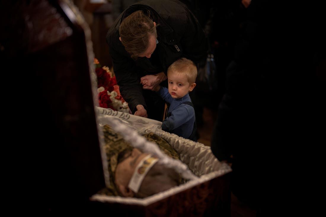 Los pasajeros esperan un tren a Polonia, dentro de la estación de tren de Lviv, el domingo 27 de febrero de 2022, en Lviv, al oeste de Ucrania. (AP)