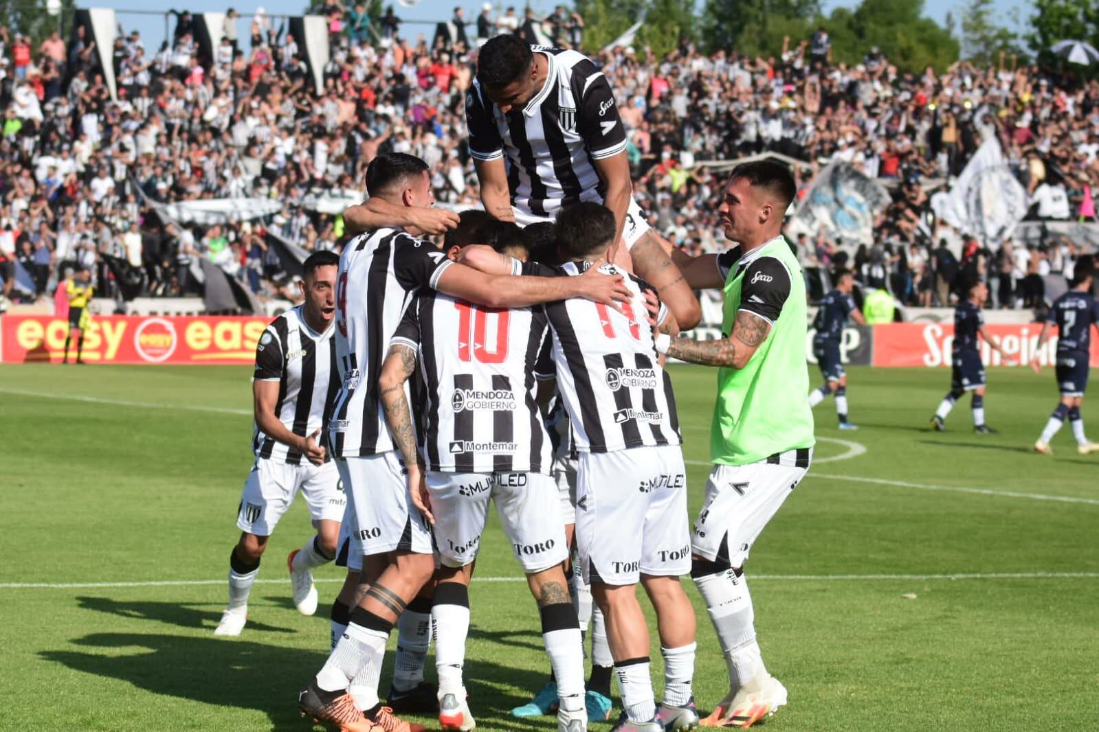 Superclásico del fútbol Mendoza. En el Víctor Legotaglie, Gimnasia y Esgrima e Independiente Rivadavia juegan un cruce histórico en la Primera Nacional. / Mariana Villa (Los Andes). 