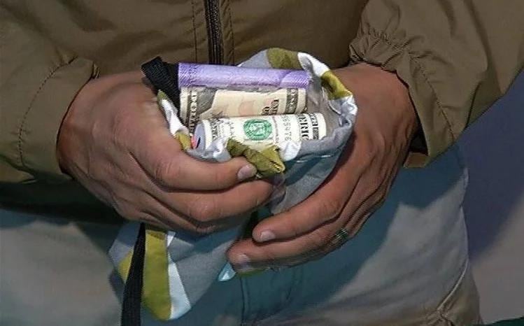 Lo enviaron solo a vaciar las cajas, el anciano obedeció y salió con el dinero en un bolso. Foto: Web / Los Andes