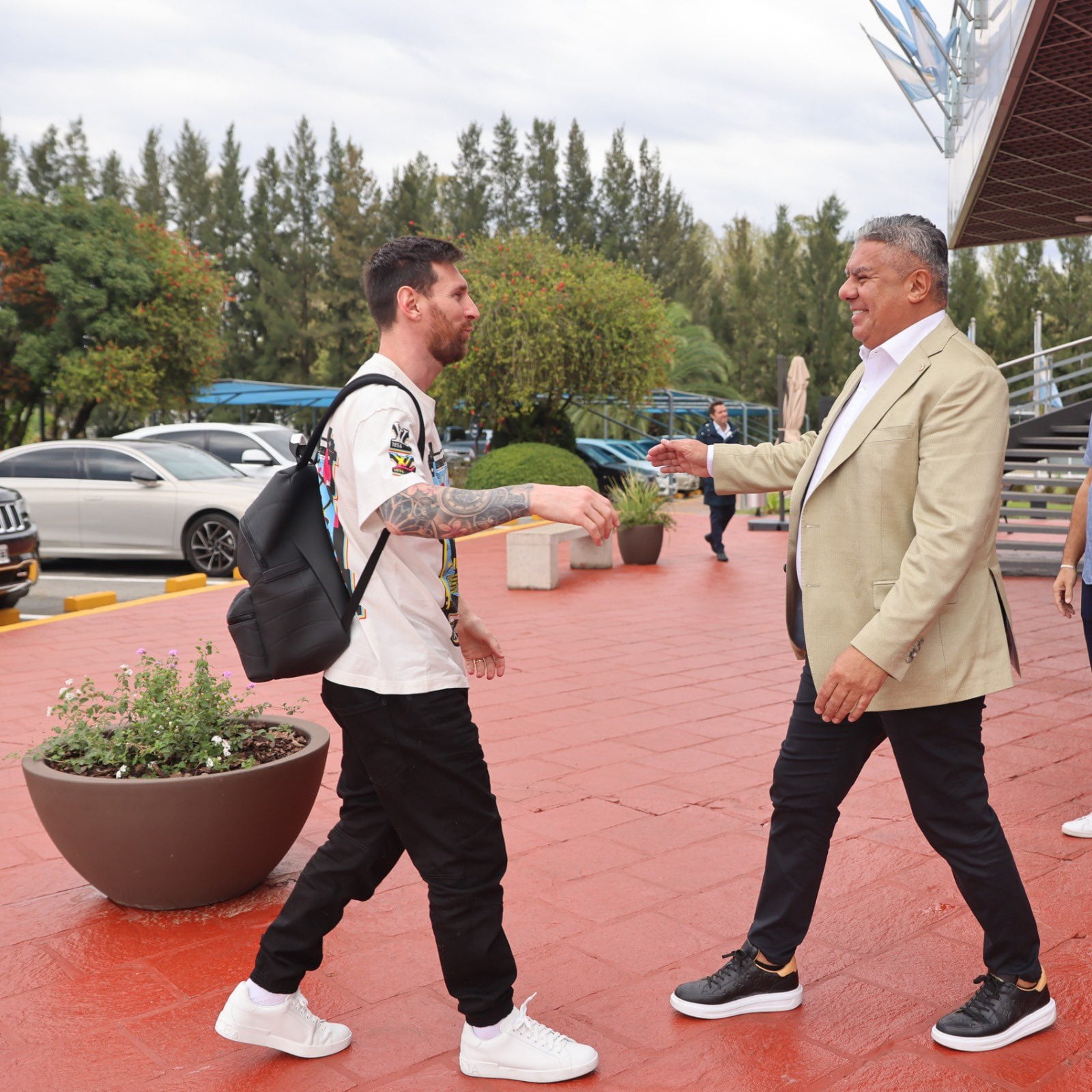 Chiqui Tapia fue el primero en recibir a Leo Messi en el predio de Ezeiza. Foto: Twitter / Chiqui Tapia.