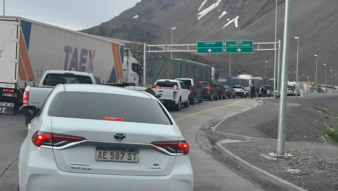 Largas filas de autos y varias de espera para cruzar a Chile por el paso Cristo Redentor. Foto: Gentileza