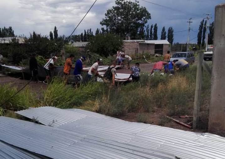 Una tormenta con fuertes vientos y abundante agua provocó caída de árboles, cables cortados y techos volados en la zona Este de Mendoza. 