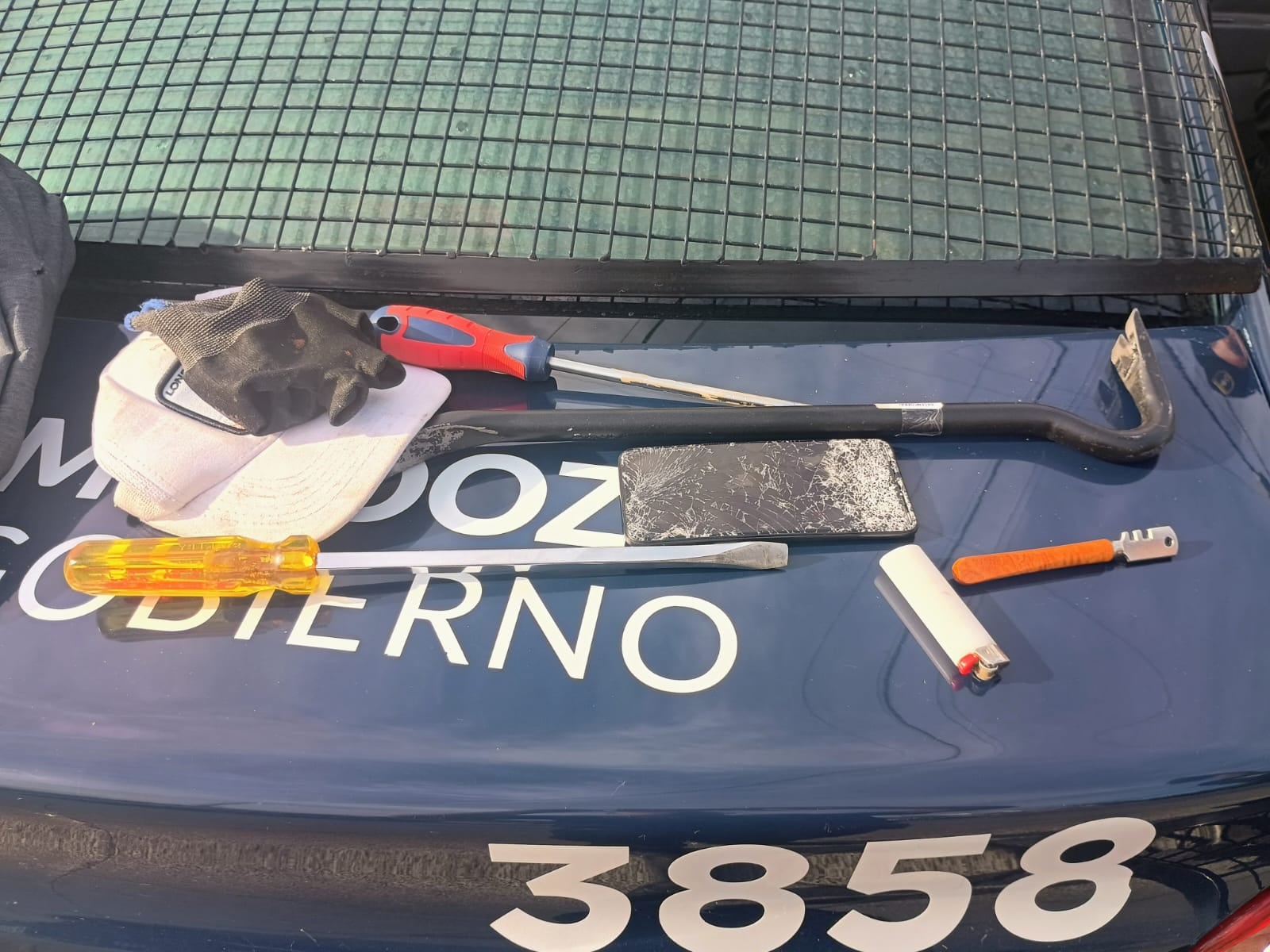 Dos sujetos ingresaron en una casa, fueron divisados por la Policía e intentaron escaparse. Foto: Ministerio de Seguridad.