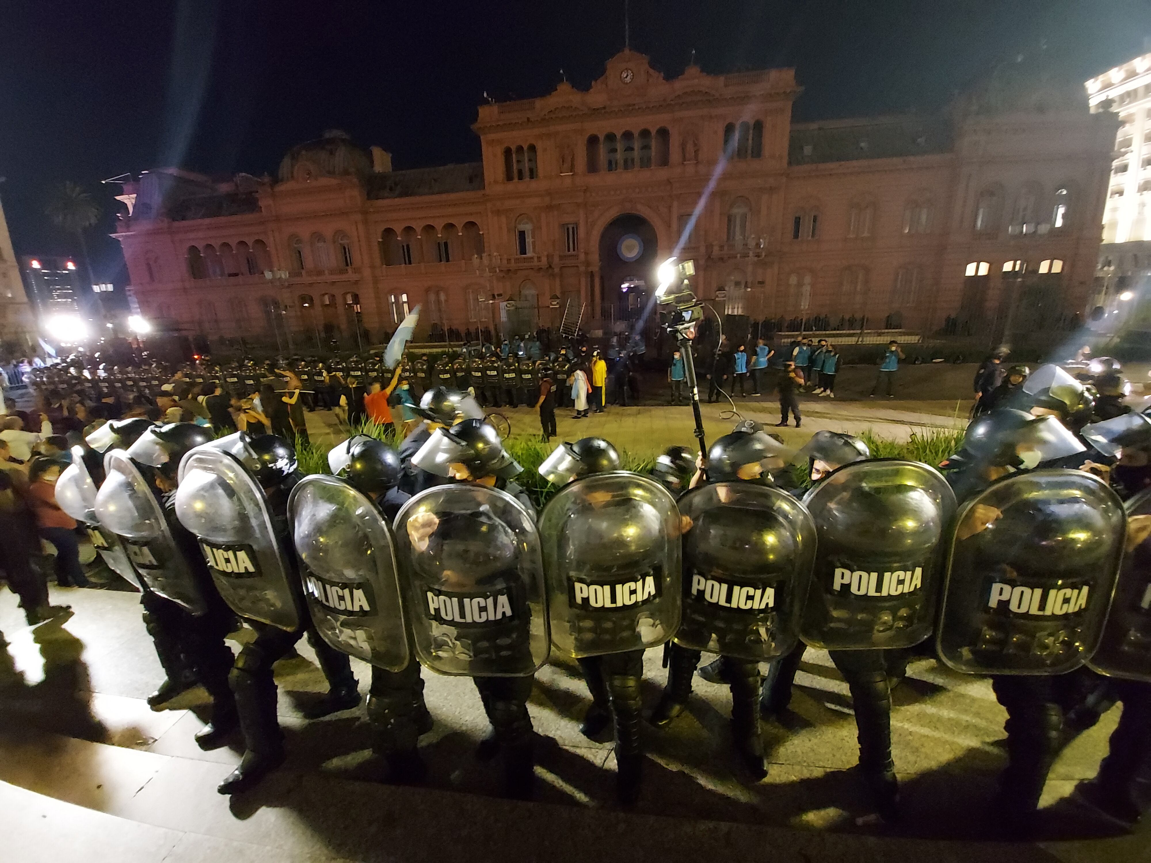 Manifestación en Plaza de Mayo contra de las medidas  tomadas por el presidente Alberto Fernández a raíz del aumento de casos de Covid 19.
Fotos clarin