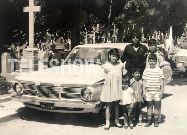 Catherine, su mamá y sus hermanos en una visita al cementerio.