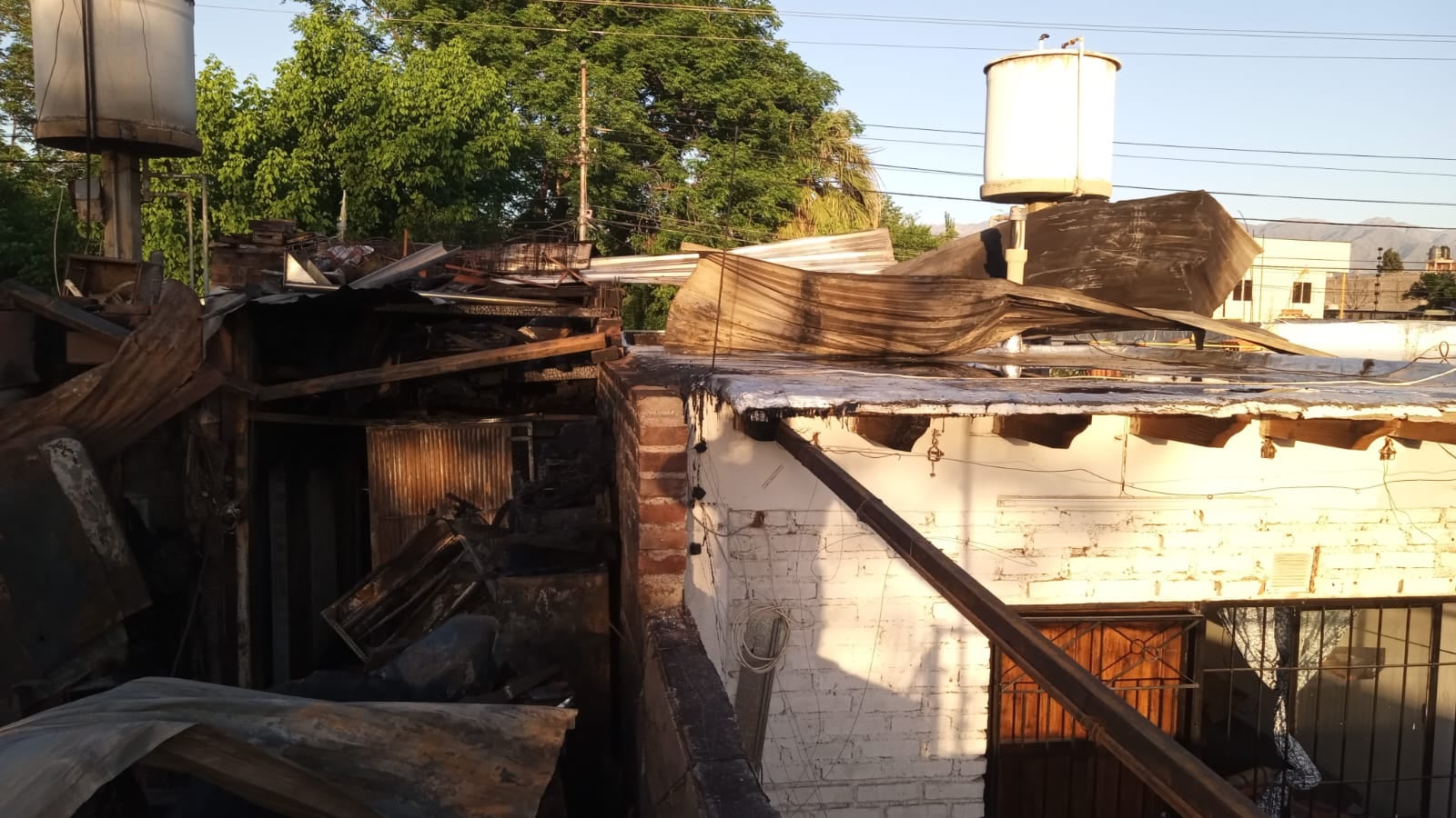 Incendio en un taller mecánico en Las Heras deja importantes daños y un bombero herido. Foto: Prensa Seguridad.