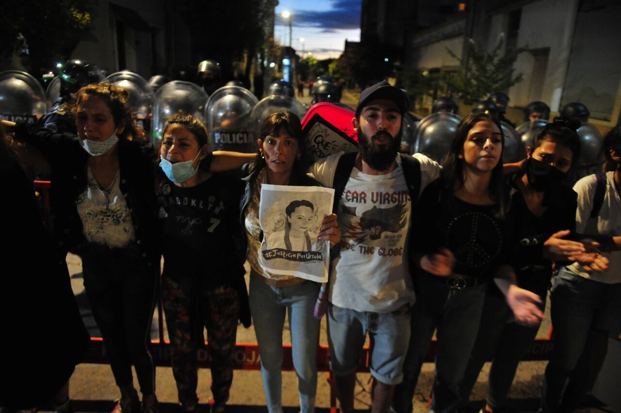 Dos sujetos provocaron a los manifestantes y se produjeron hechos de violencia durante la marchan por el femicidio de Úrsula Bahillo. Gentileza Clarín