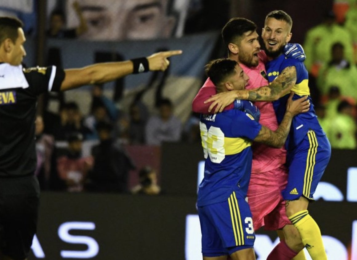 Agustín Rossi, Alan Varela y Darío Benedetto celebran un penal atajado por el arquero. 