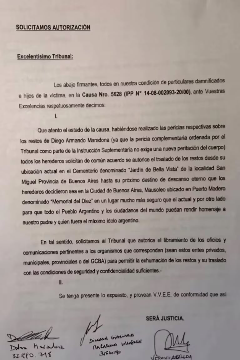 La familia del '10' pide el traslado de los restos a un nuevo mausoleo.