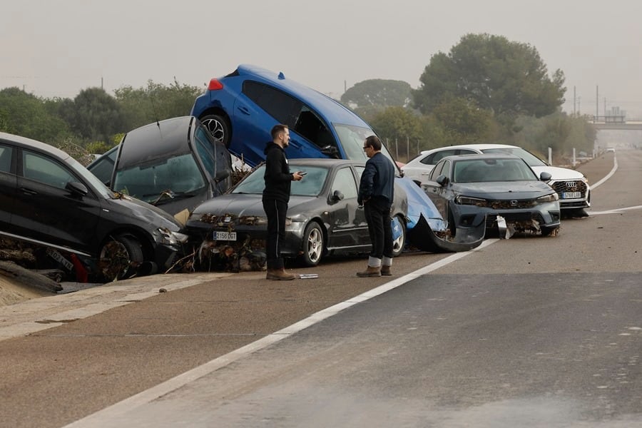 Miles de autos destrozados por las inundaciones en Valencia. Foto: EFE.