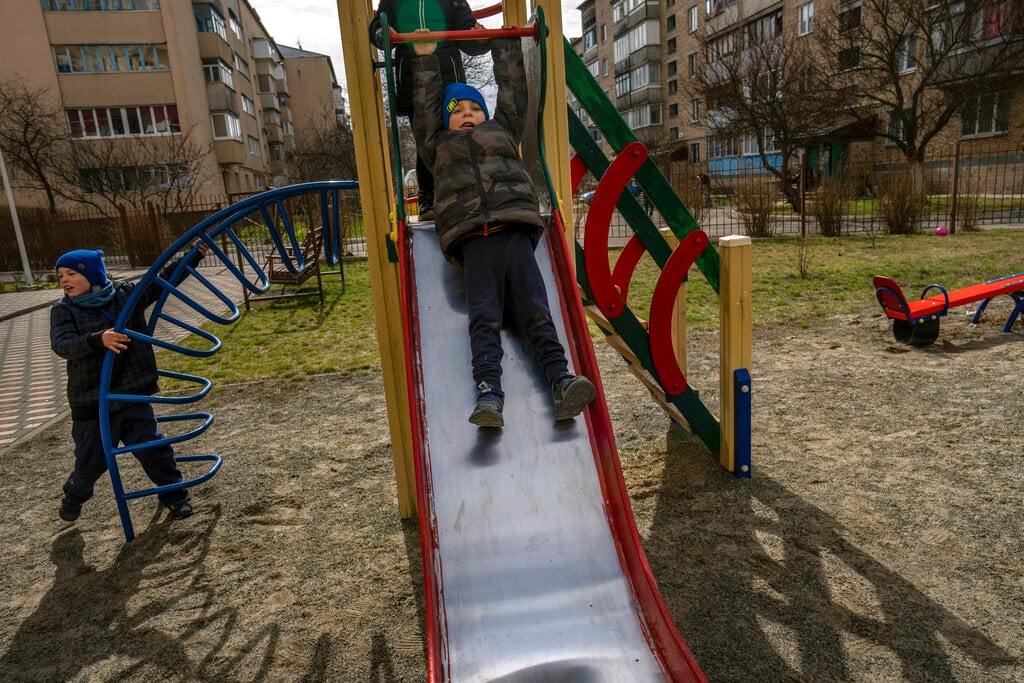 En esta imagen de archivo, Vlad, de 6 años, se divierte con sus amigos en un parque en Bucha, a las afueras de Kiev, Ucrania, el 8 de abril de 2022. La madre de Vlad murió el mes pasado luego de que la familia se vio obligada a refugiarse en un sótano durante la ocupación del ejército ruso. Por el momento se desconocen las causas de su muerte. (AP Foto/Rodrigo Abd, archivo)