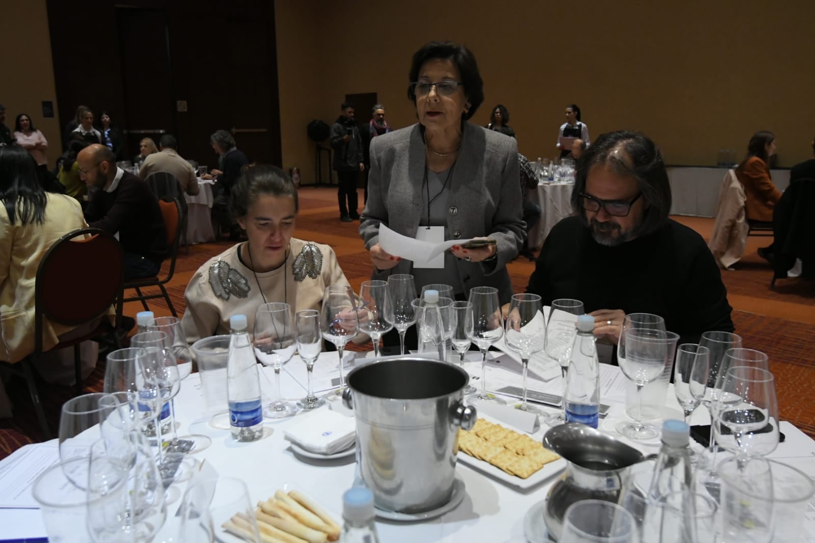 Primer Concurso Nacional de Vinos Guarda 14 
El evento se desarrolló durante toda la mañana de este viernes en Sheraton Mendoza Hotel. Allí, más de 250 muestras de unas 130 bodegas son degustadas por los jurados, en busca de los mejores vinos.
Foto: Ignacio Blanco / Los Andes