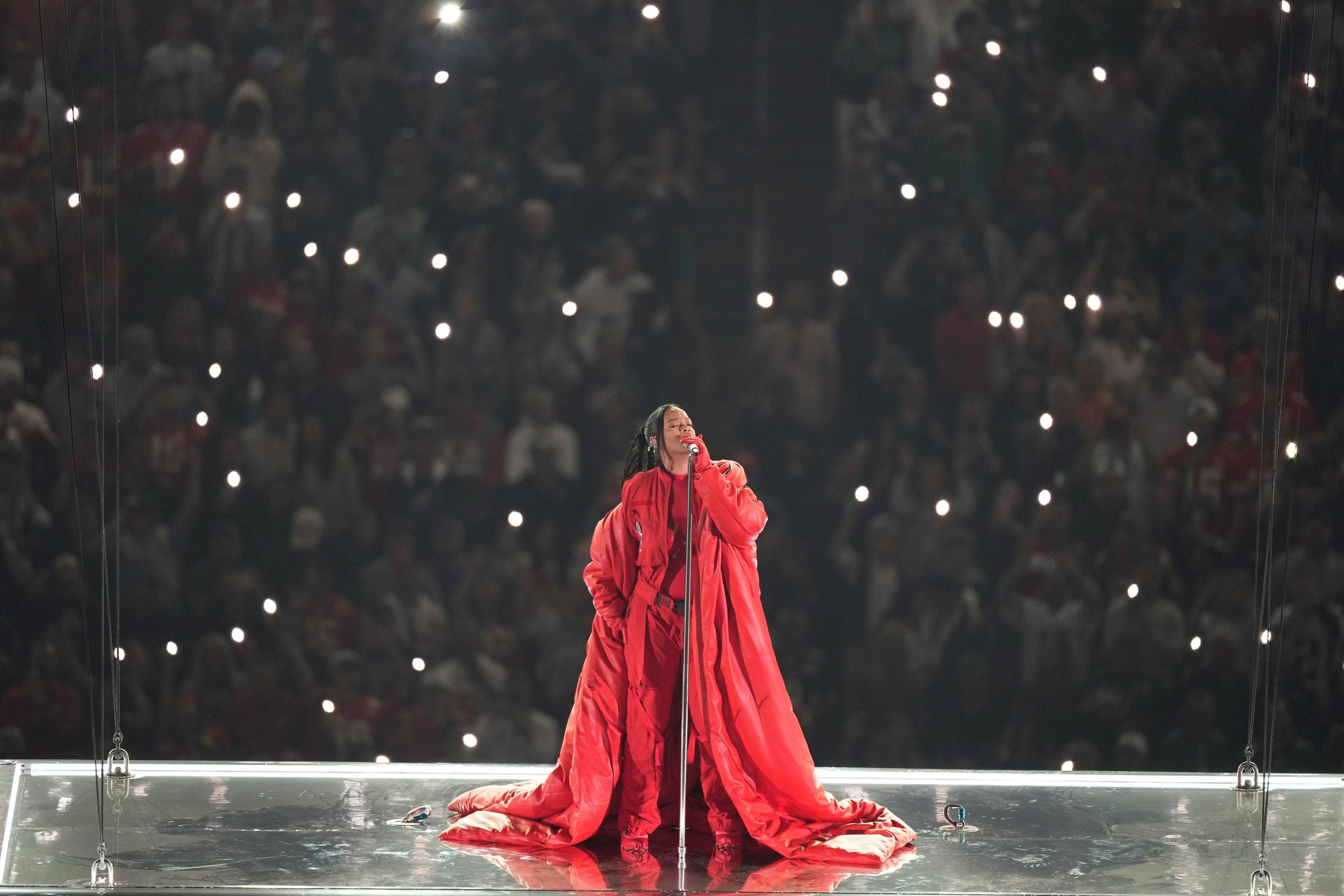 El show vanguardista de Rihanna en el Super Bowl. (AP)