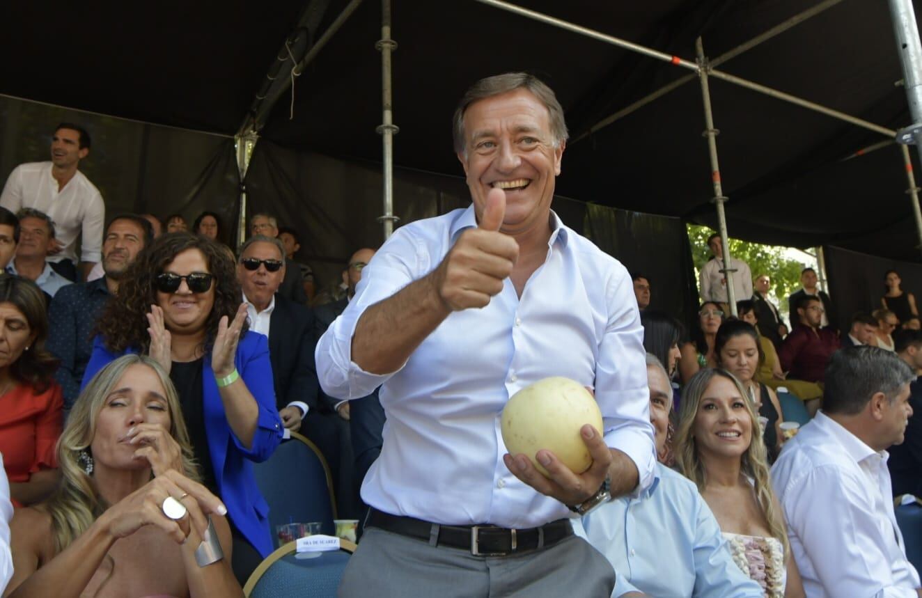 El gobernador Rodolfo Suárez atajó el melón y se llevó todas las miradas en el palco del Carrusel (Foto: Orlando Pelichotti / Los Andes)