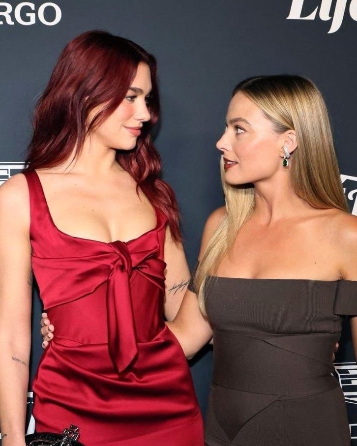 Margot Robbie y su cruce con Dua Lipa en la alfombra roja