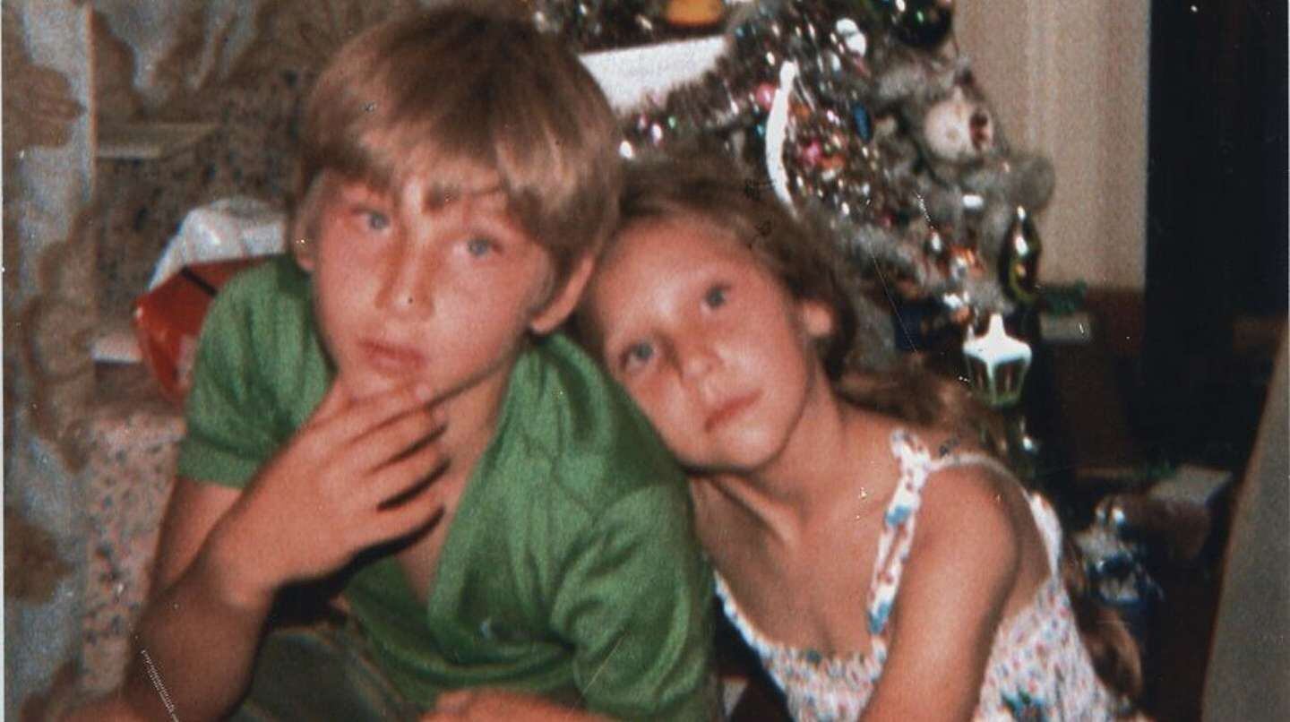 Así era Javier Milei antes. Al lado, su hermano Karina.