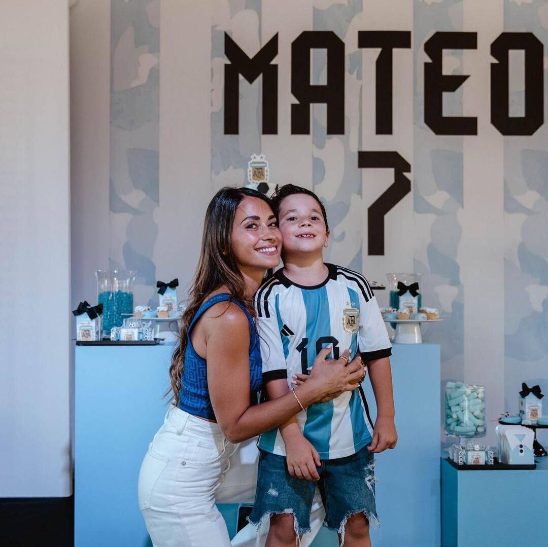 Mateo Messi cumplió 7 años. Antonela Roccuzzo se sacó fotos con su segundo hijo en la fiesta.