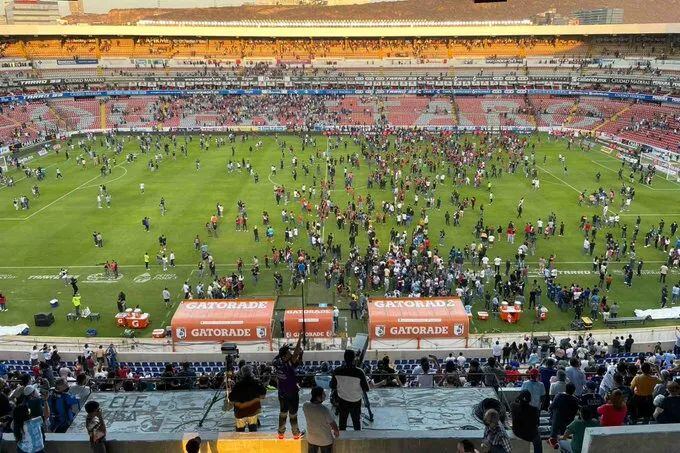 Guerra campal entre hinchas de Querétaro y Atlas, del fútbol mexicano.