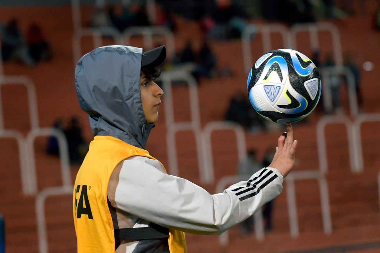 Un voluntario de la FIFA juega con la pelota en el Malvinas. / Foto: Orlando Pelichotti