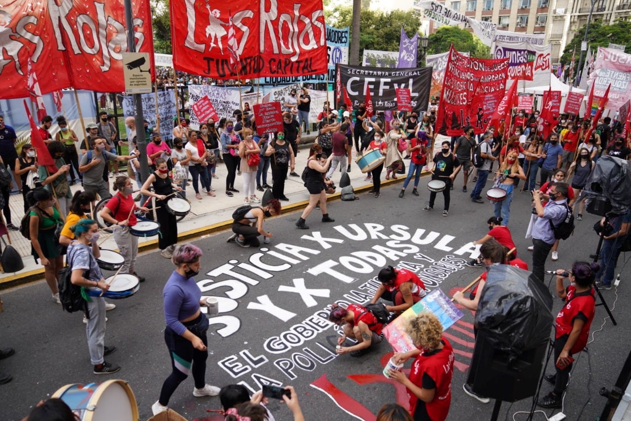 algunos manifestantes pintaron la calle frente a tribunales pidiendo justicia por úrsula.