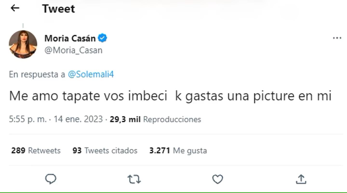 El tweet de moria respondiendo a la usuaria que criticó su vestimenta.