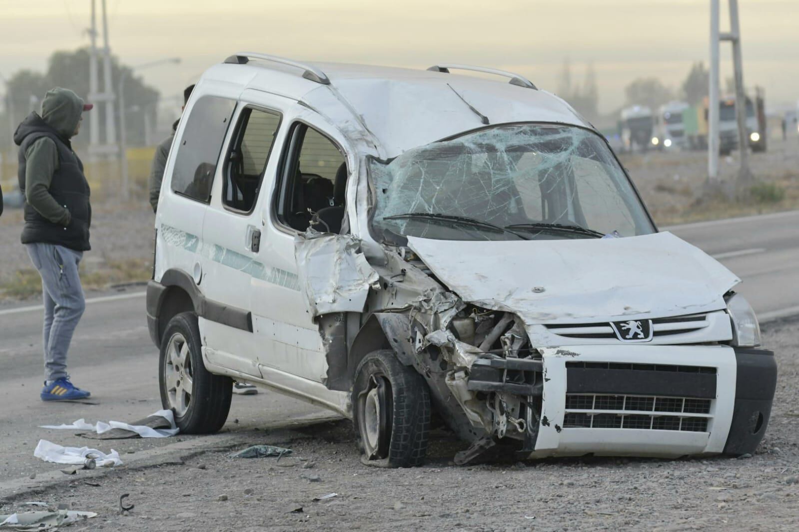 Choque entre dos vehículos en el Acceso Este (Orlando Pelichotti / Los Andes)