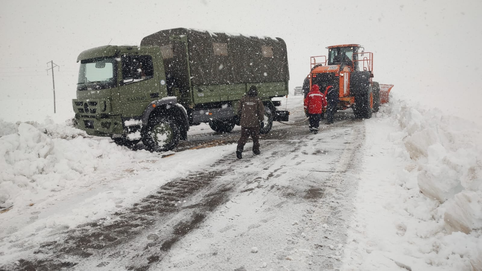 Auxiliaron y asistieron a personal del Ejército Argentino que tuvieron un siniestro en Penitentes. Foto: Gendarmería Nacional