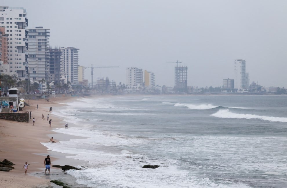 Se prevé que Roslyn tenga una fuerza cercana a la de un huracán mayor cuando pase cerca y toque tierra a lo largo de la costa oeste-central de México 