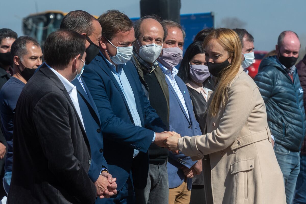 Mendoza 17 de agosto de 2021 Política
Nueva Ruta 40 Mendoza - San Juan
Senadora Nacional Anabel Fernandez Sagasti 
Fernando Porrata presente en el inicio de obra
En la ruta 40 intersección con la ruta 34 se realizó el acto de inicio de obra para la nueva ruta Mendoza - San Juan, las obras van desde el ingreso al Aeropuerto Internacional de Mendoza hasta la ruta 34 que ingresa al departamento de Lavalle. 

 Foto: Ignacio Blanco / Los Andes   

