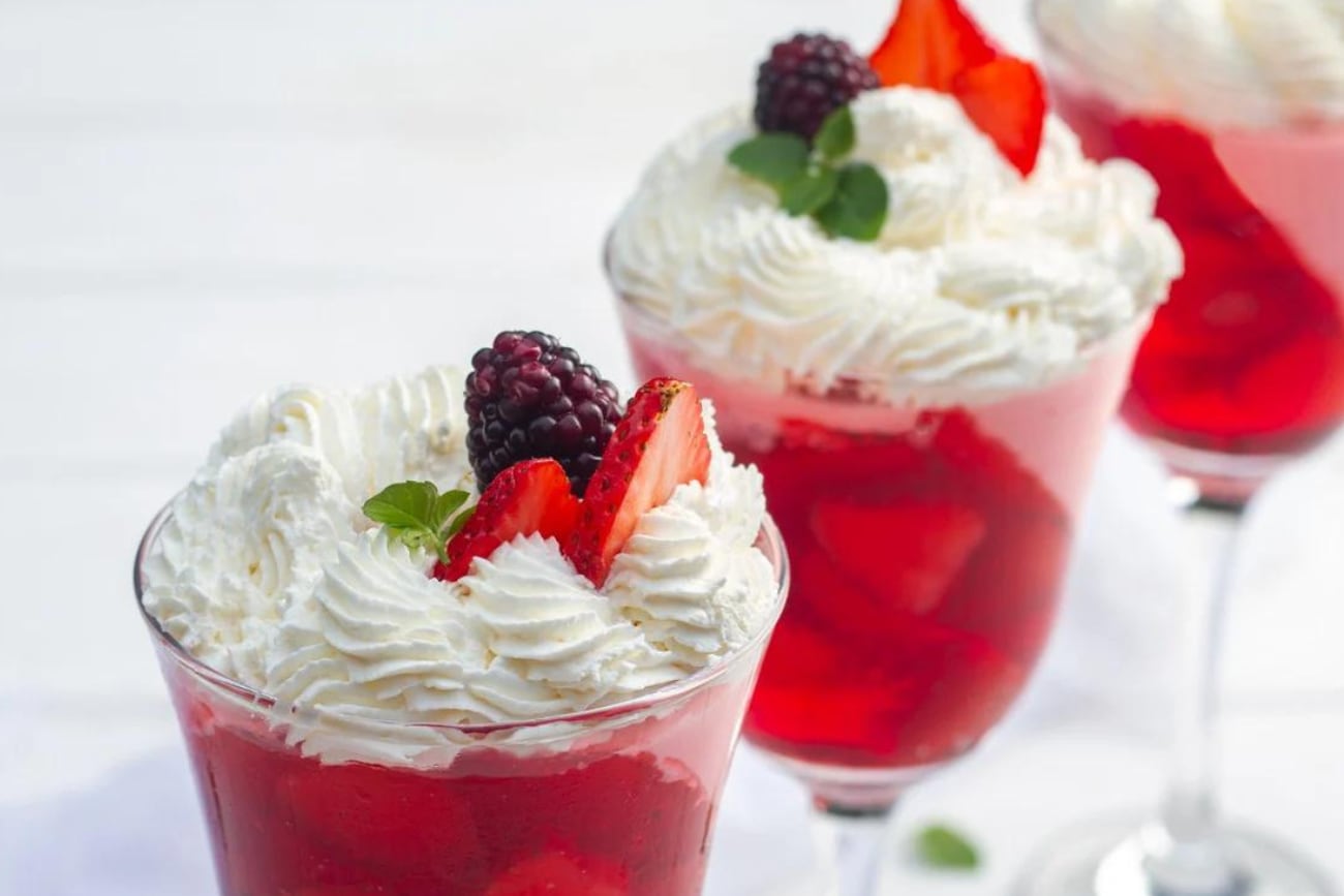 La receta de la mejor gelatina cremosa, con crema chantilly y frutillas