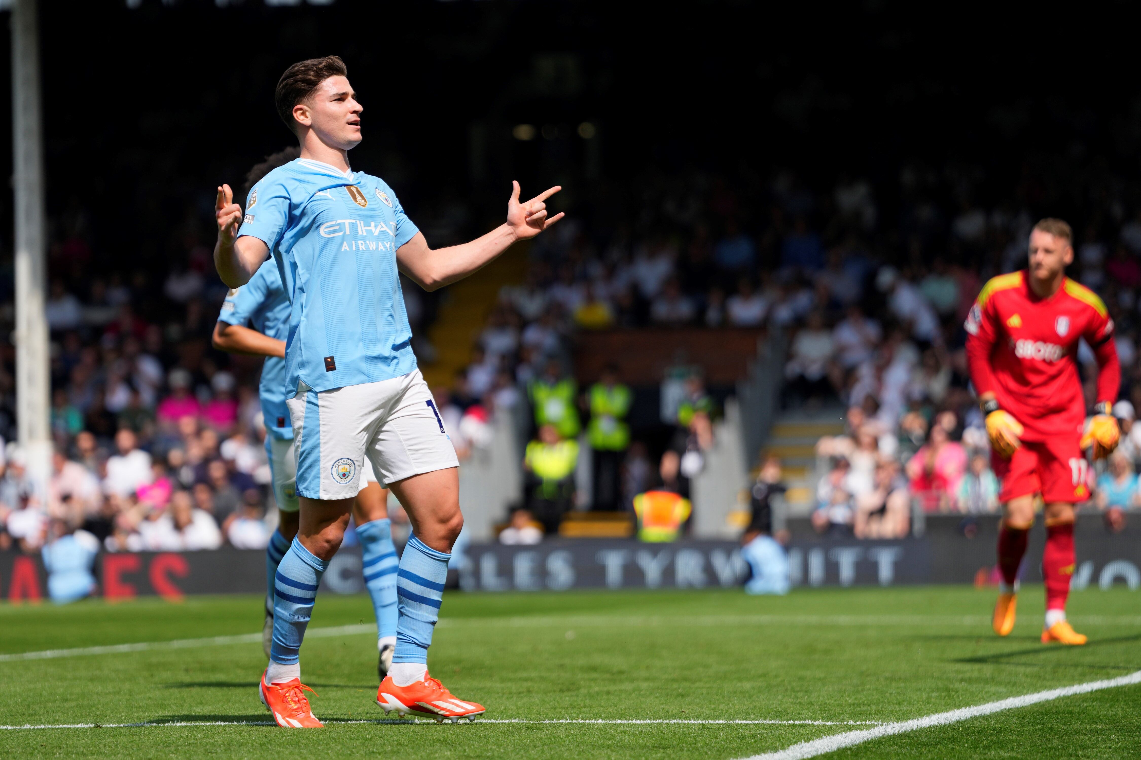 Julián Álvarez conquistó su segunda Premier League con el Manchester City, que ganó las últimas cuatro de manera consecutiva. (AP)