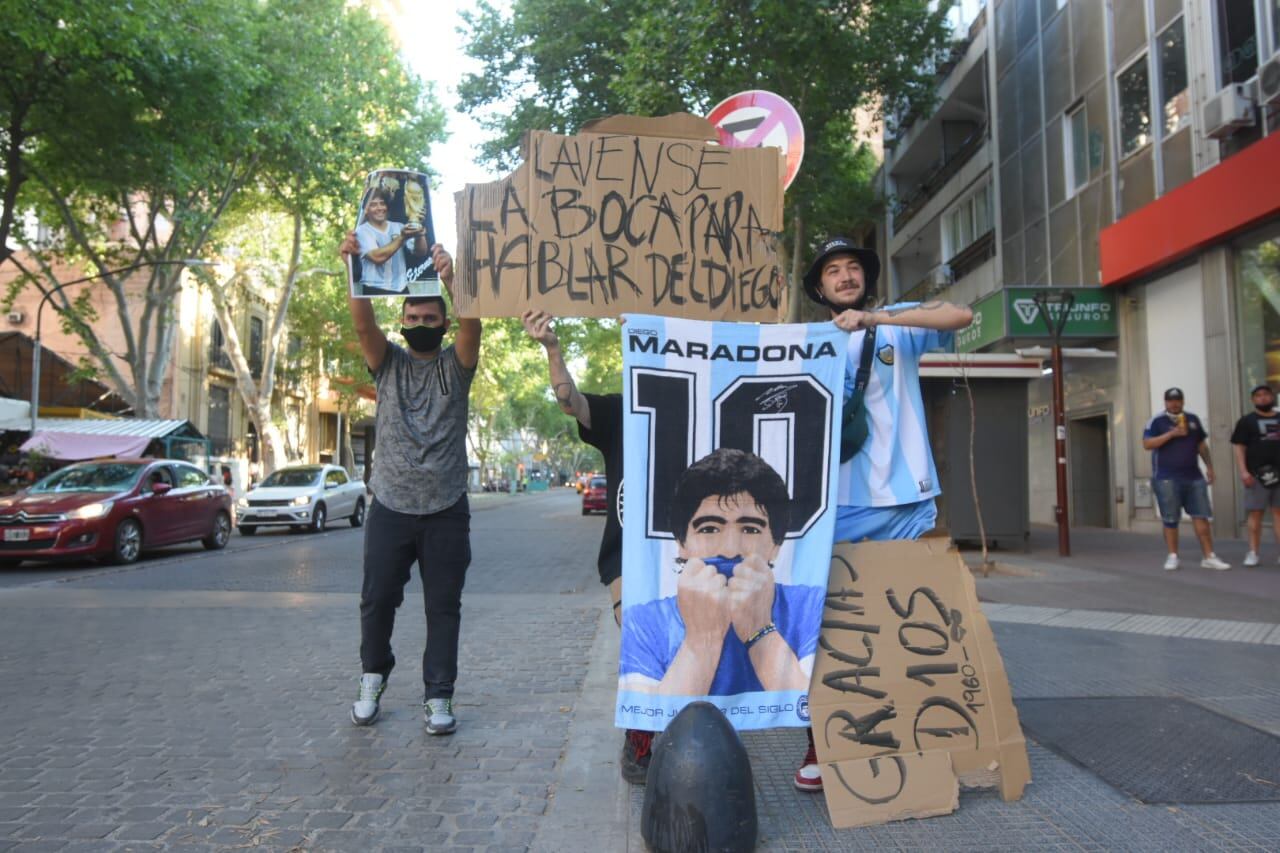 Los fanáticos de Diego Maradona salieron a las calles del centro a homenajear al Diez y se concentraron en Peatonal y San Martín.