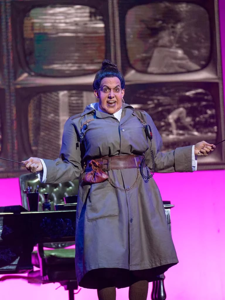 El comediante encara el personaje de Tronchatoro en el musical de Matilda.