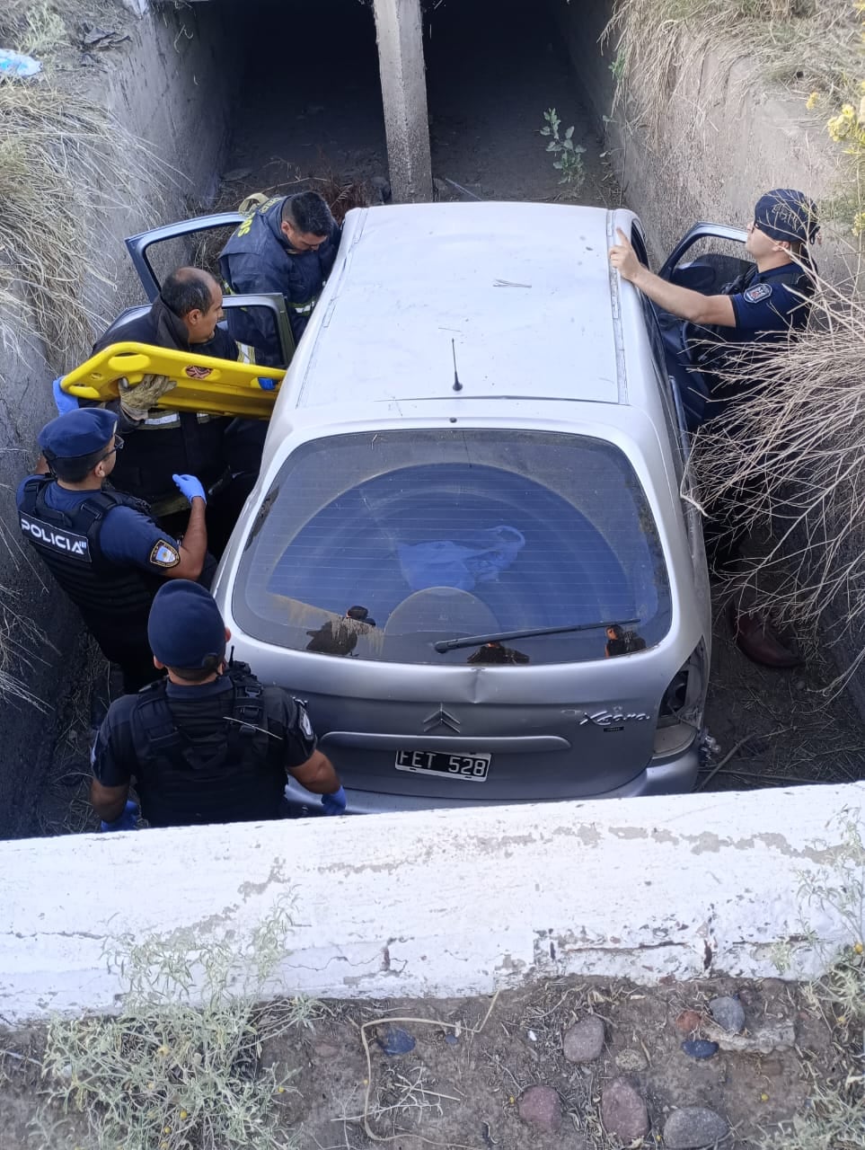 Volcaron con el auto en la ruta 7 y terminaron adentro de un canal