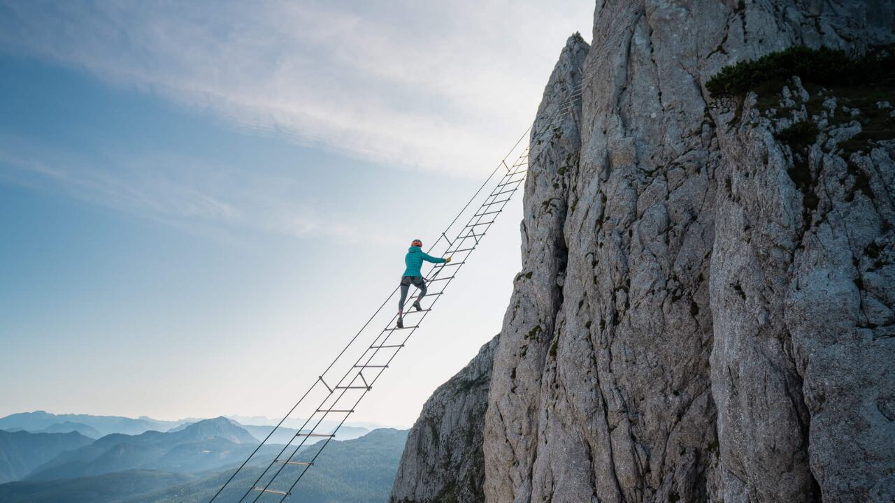 La escalera conecta la parte inferior de la montaña Donnerkogel con el Großer Donnerkogel - Foto jesswandering.com