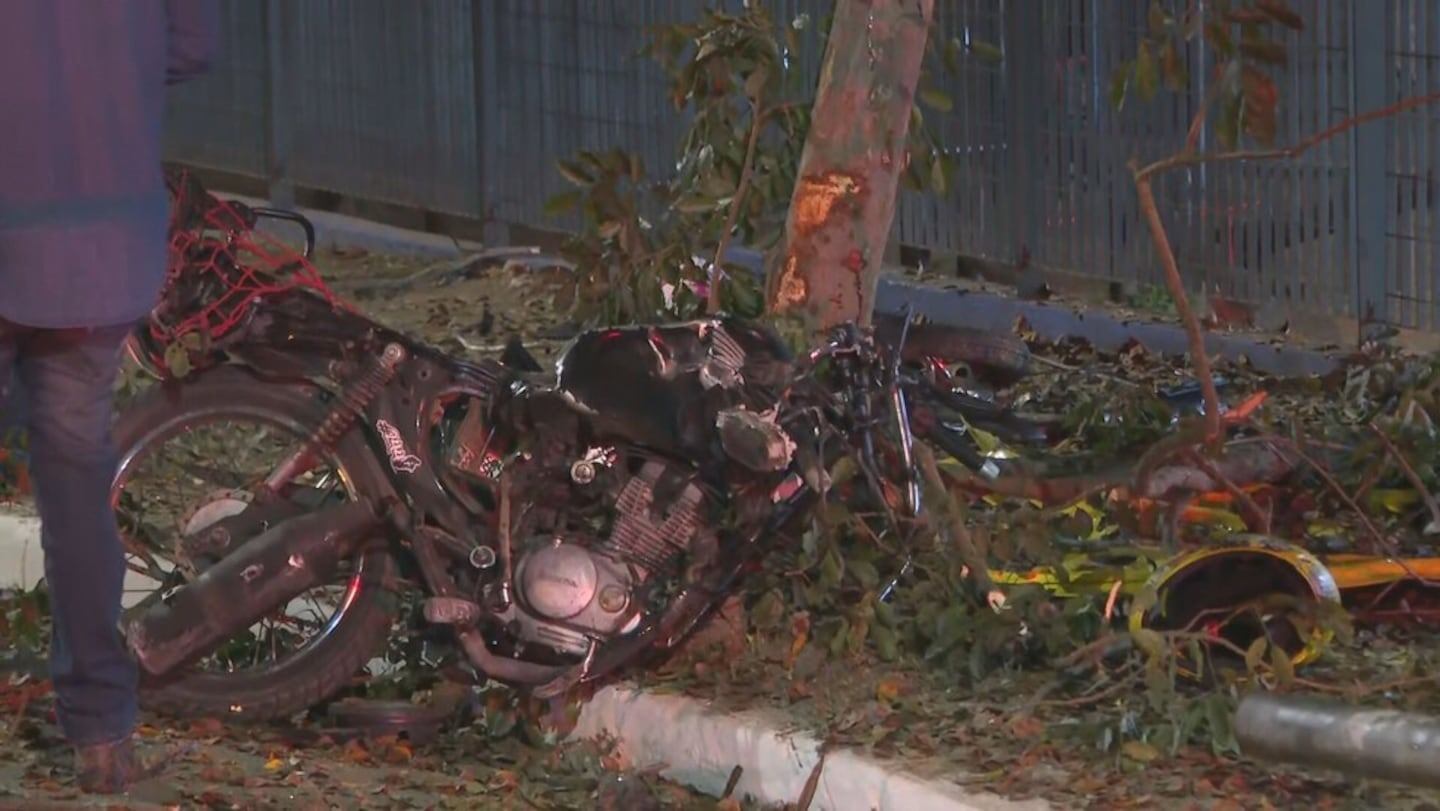 La moto que manejaba la víctima quedó partida en dos. Foto: Gentileza g1.