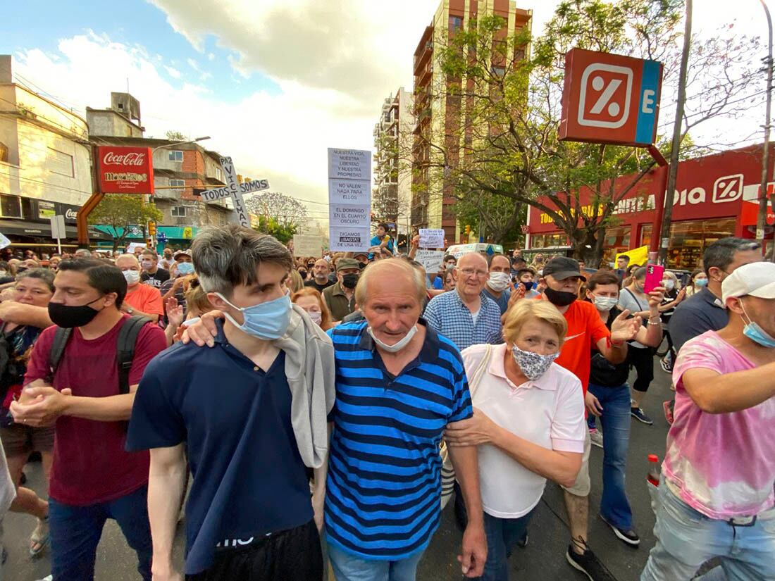 Marcha en Ramos Mejía tras el crimen del quiosquero. Adelante, el papá de Roberto Sabo. (Clarín) 