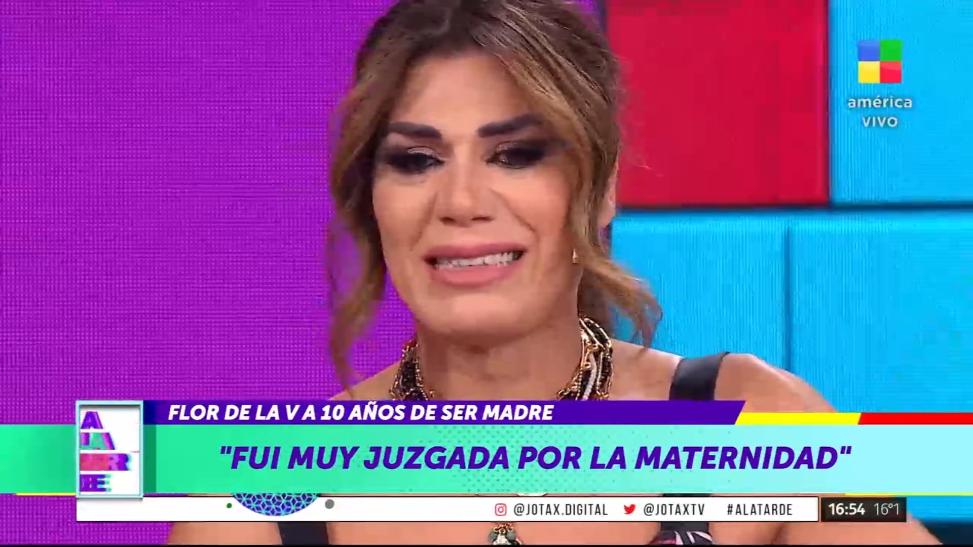 Flor de la V se quebró al hablar de su maternidad y su identidad.