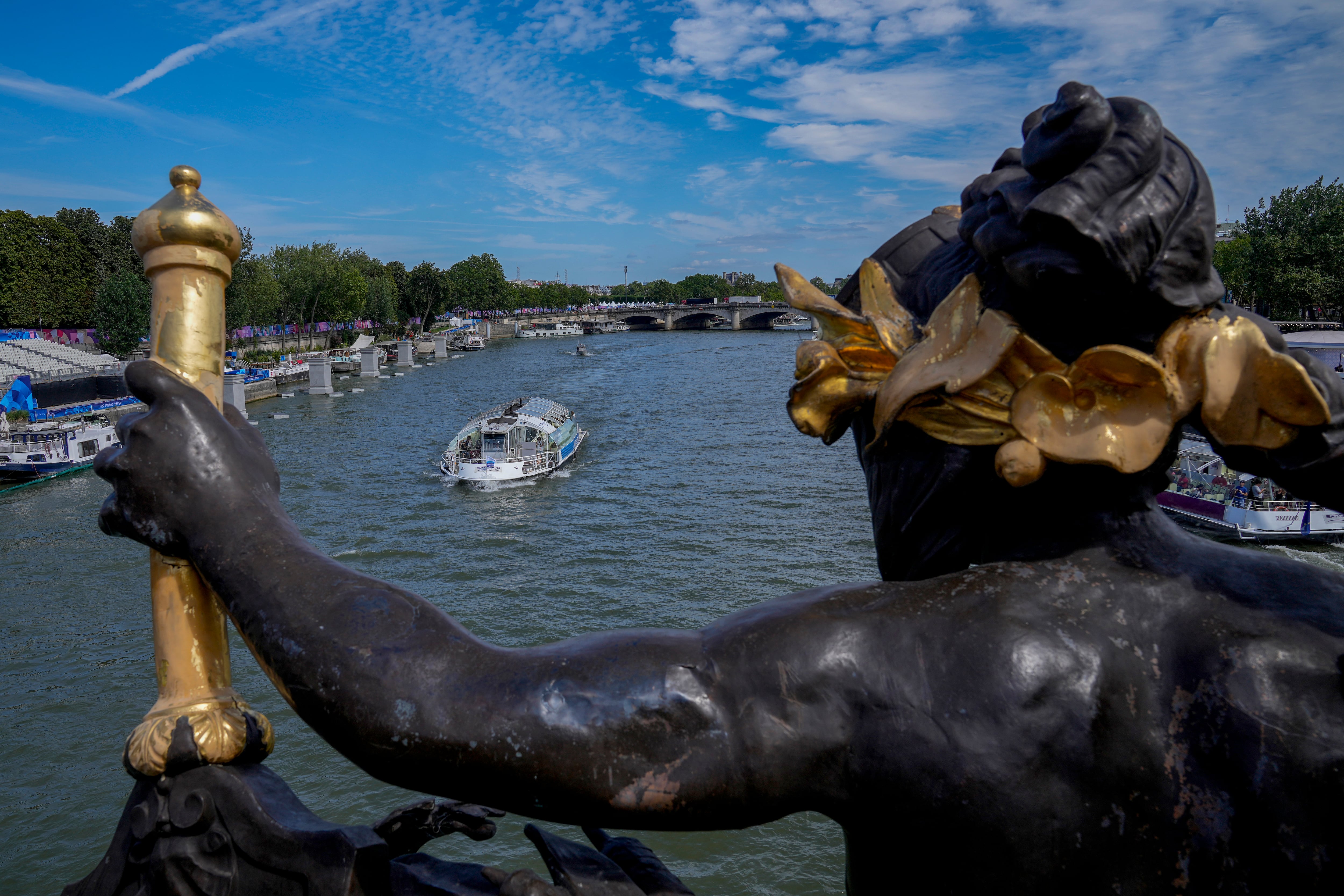 Una barcaza surca por el río Sena frente al puente Alexandre III durante los Juegos Olímpicos de París, el domingo 28 de julio de 2024. (AP Foto/Yasin Dar)