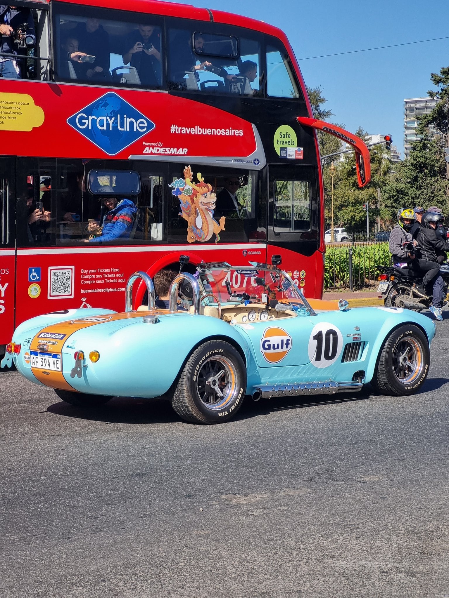 Franco Colapinto recorrió la Ciudad de Buenos Aires en un Cobra histórico. Captura: X / @Colapinto_news