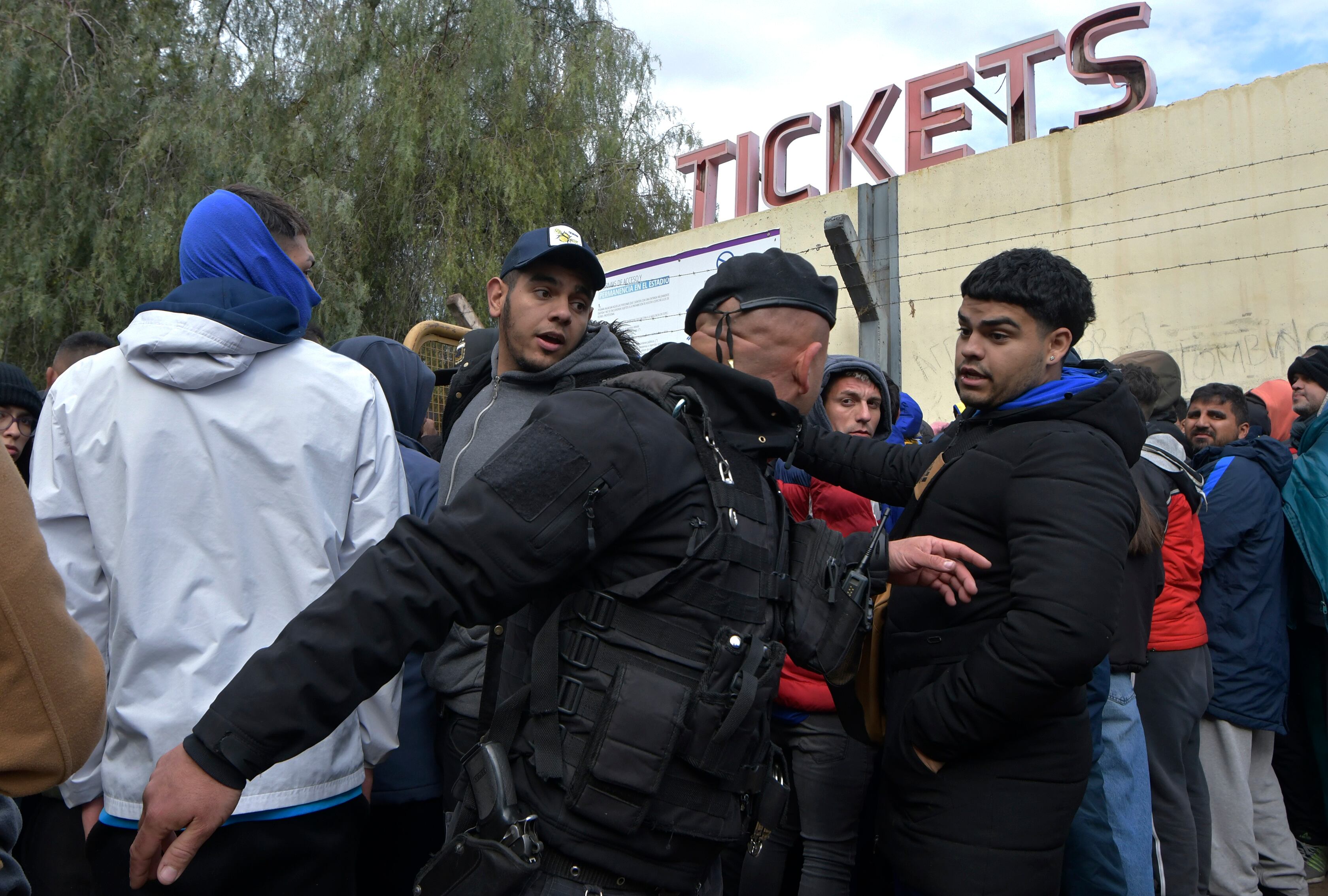 Godoy Cruz-Boca: los hinchas “neutrales” coparon el Malvinas para conseguir una entrada Foto: Orlando Pelichotti