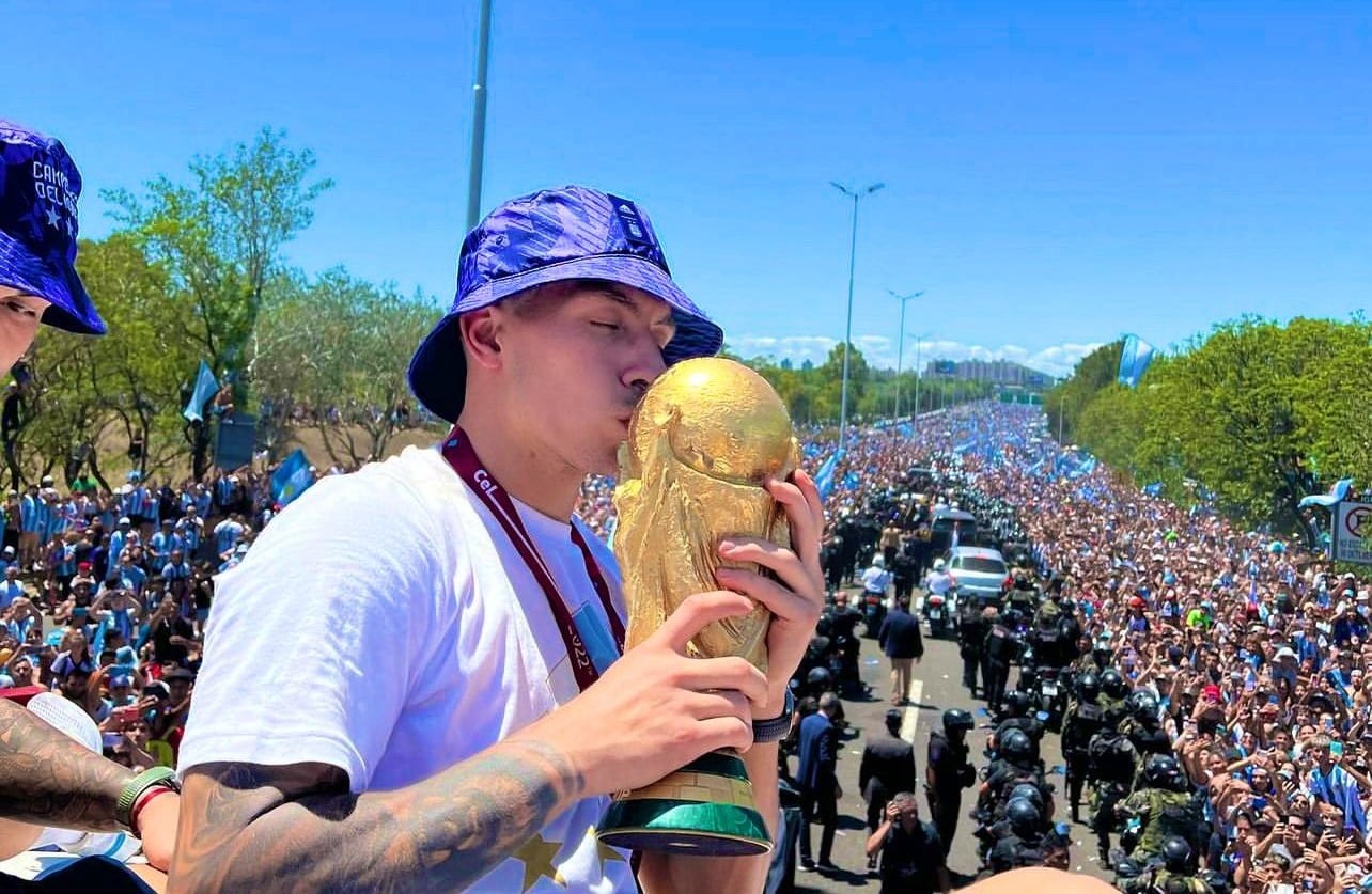 El defensor central de la selección argentina, Lisandro Martínez, habló del Mundial en su Gualeguay natal. (Foto: @LisandrMartinez)