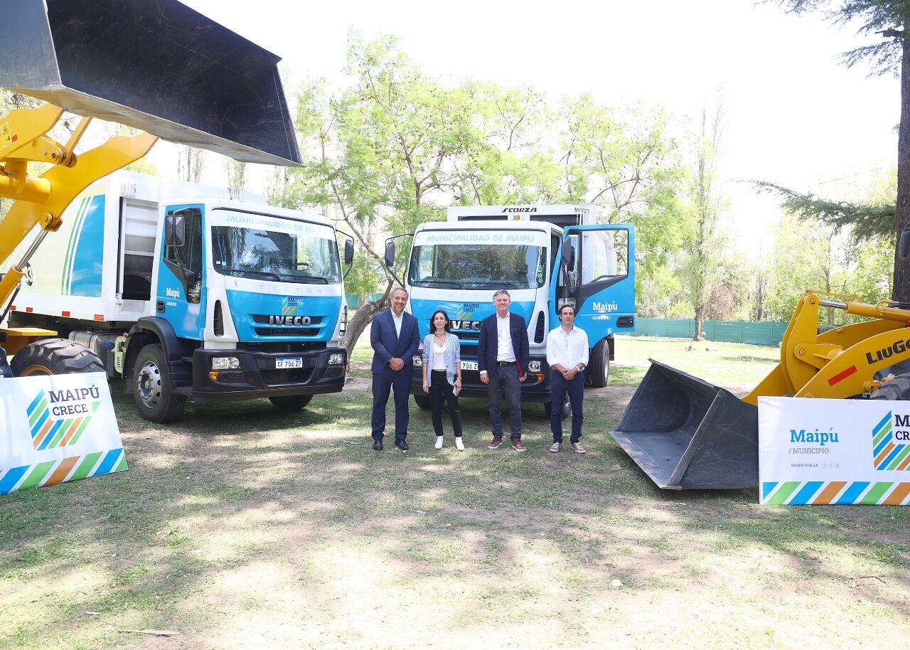 Matías Stevanato presentó nuevas maquinarias para Maipú junto a autoridades del BICE. Foto: Prensa Maipú