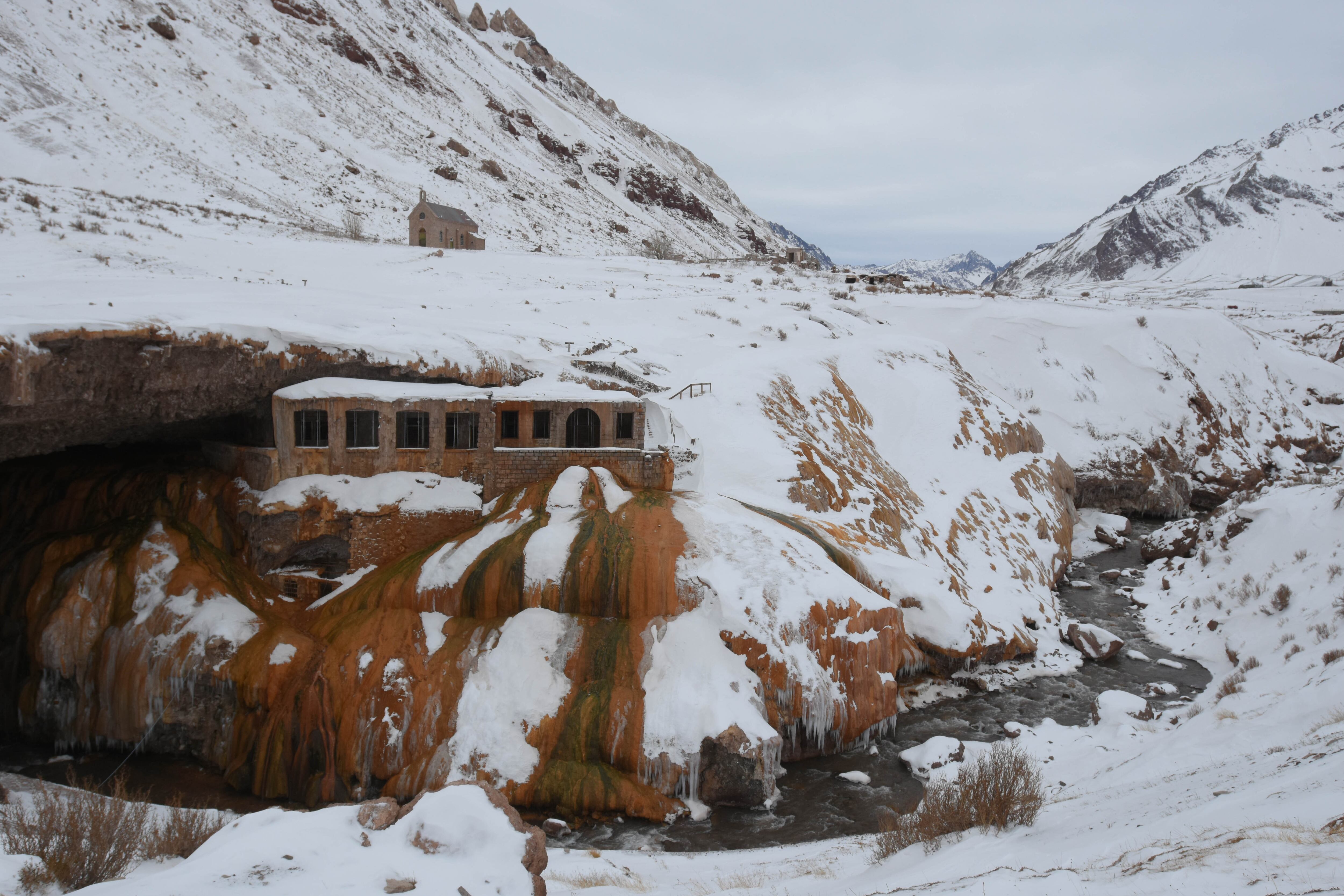 Luego de un invierno seco, la nieve llegó a la Alta Montaña y los mendocinos y turistas aprovecharon el domingo para disfrutar del paisaje y sus atractivos.