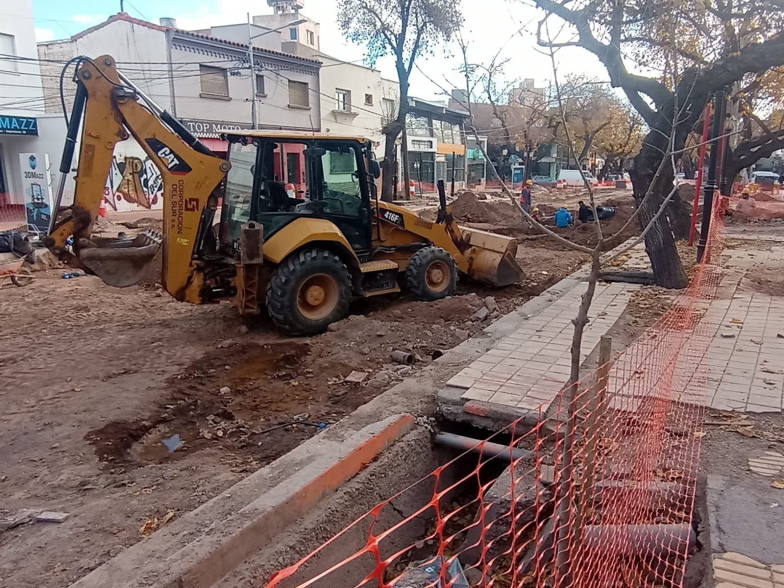 Las obras que se realizan en la calle San Juan de la Ciudad de Mendoza han sido un verdadero dolor de cabeza para transeúntes, vecinos, transporte público y comerciantes. Se realizan en pleno microcentro afectando una zona neurálgica y, si bien se esperaba que fuera una obra extensa, el plazo se ha excedido y con ello, las incomodidades.
