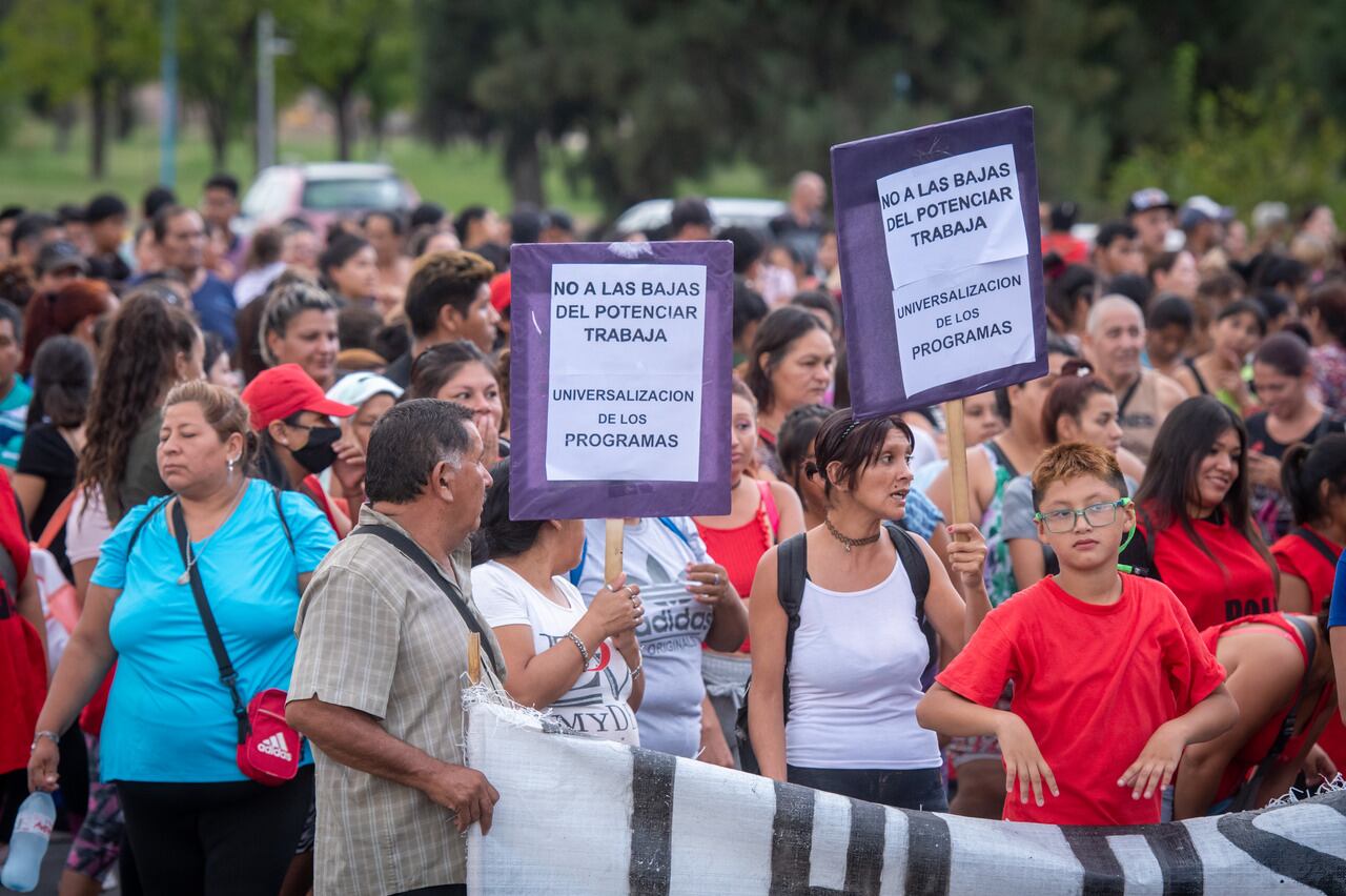 Cortes y caos vehicular: el Polo Obrero hizo piquetes en accesos y rutas de Mendoza
Desde las 18 se manifiestan sobre el Acceso Este. Se trata de una protesta nacional contra el Ministerio de Desarrollo Social por las bajas en el programa Potenciar Trabajo.
Redacción Los Andes
Foto: Ignacio Blanco / Los Andes 